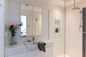 Koupelna v ubytování Aqua and Ember Beach front with pool and spa and wood fires + 56 fotografií