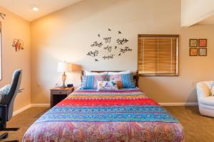 - une chambre avec un lit avec des oiseaux sur le mur dans l'établissement Apple Capital Getaway, à East Wenatchee