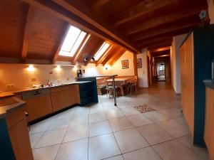 eine Küche mit einem Waschbecken und einem Tisch darin in der Unterkunft Ferienhaus Jutta in Stadtsteinach