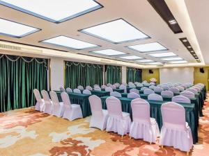 ein Konferenzraum mit vielen Stühlen und Tischen in der Unterkunft James Joyce Coffetel Chengdu Longquan Dongfang Huada Plaza in Chengdu