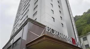 un bâtiment avec une enseigne au sommet dans l'établissement Borrman Hotel Liuzhou Ma'anshan Park Gubu Shopping Mall, à Liuzhou