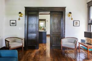 Una sala de estar con dos sillas y una puerta. en Apt1Charles - Accessible Access Parking, en Homewood 36 fotos más