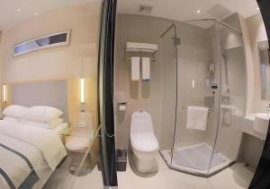 ein Badezimmer mit Dusche, Bett und Toilette in der Unterkunft City Comfort Inn Guangzhou Luyuan Road Taojin Metro Station in Guangzhou + 171 Fotos