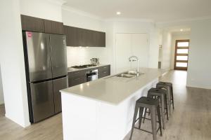 Η κουζίνα ή μικρή κουζίνα στο Spacious 4-Bed House in Leafy Plainland