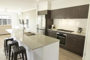 Η κουζίνα ή μικρή κουζίνα στο Spacious 4-Bed House in Leafy Plainland