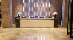 eine Lobby mit Rezeption in einem Gebäude in der Unterkunft Echarm Hotel Yangzhou Jiangdu Jinyin Plaza in Zhanggang