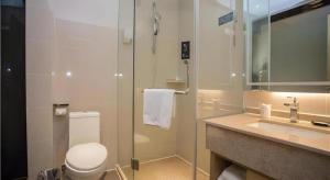 ein Badezimmer mit Toilette, Dusche und Waschbecken in der Unterkunft City Comfort Inn Nanchang Guanying Road Metro Station Maya Paradise in Nanchang + 34 Fotos