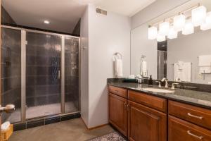 une salle de bain avec douche et lavabo dans l'établissement Apple Capital Getaway, à East Wenatchee 36 autres photos