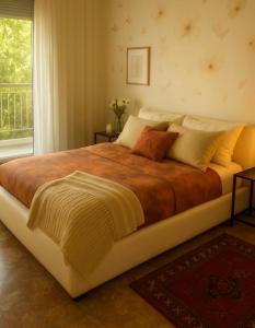 Un dormitorio con una cama grande con almohadas. en ALE HOME, en Pescara