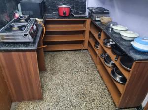une cuisine avec des armoires en bois et un comptoir dans l'établissement The Family Nest, à Hyderabad