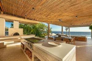 une cuisine extérieure avec vue sur l'océan dans l'établissement 6 bd Premier Beach Front location, à Punta Mita