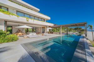 - une piscine à débordement dans l'arrière-cour d'une villa dans l'établissement 6 bd Premier Beach Front location, à Punta Mita