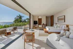 une chambre avec un lit et une vue sur l'océan dans l'établissement 6 bd Premier Beach Front location, à Punta Mita