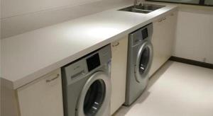 a kitchen with two washing machines and a sink at City Comfort Inn Zhenjiang Jurong Shimao in Jurong