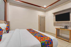 una habitación de hotel con cama y televisor de pantalla plana en Hotel Rohan Palace, en Vrindāvan 20 fotos más