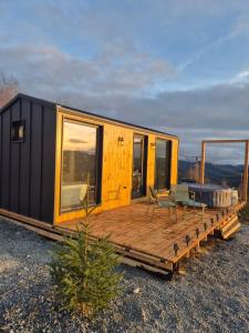 TrifeştiVeya Cabins Apuseni的小屋设有木甲板和长凳