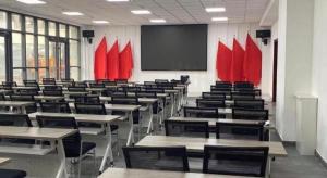 an empty classroom with desks and red flags at GreenTree Inn Express Datong High-Speed Railway Station Wanda Plaza Fangte in Shuiposhi