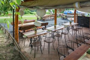 Restaurace v ubytování Tagyon Birtok Royal Apartmanház