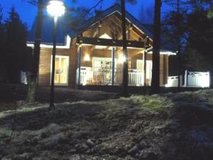 une maison éclairée la nuit avec un éclairage de rue dans l'établissement Ferienhaus Für 10 Personen In Loviisa, Uusimaa, à Lovisa