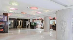 ein großer Raum mit einer Lobby mit rosa Regenschirmen an den Decken in der Unterkunft GreenTree Alliance Hotel Chengdu Dujiangyan Sands Bird's Nest in Dujiangyan