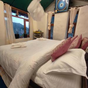 Postel nebo postele na pokoji v ubytování Miller's Cafe and Cottage + 21 fotografií