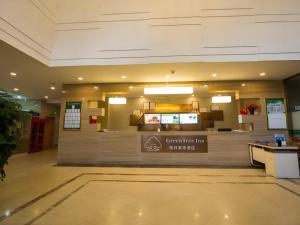 ein Restaurant mit einer Theke in der Mitte eines Gebäudes in der Unterkunft Green Tree Inn Tibet Lhasa Zhaji Temple in Lhasa