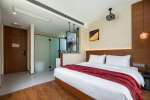 Una cama o camas en una habitación de Huazhu Luxury Huangshan Mountain View Terrace B&B, Tangkou Nandamen Branch 5 fotos más