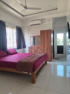 Ένα ή περισσότερα κρεβάτια σε δωμάτιο στο Vruksha Stay Inn