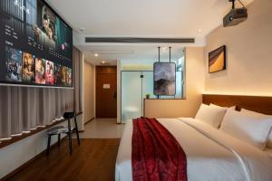 Una cama o camas en una habitación de Huazhu Luxury Huangshan Mountain View Terrace B&B, Tangkou Nandamen Branch