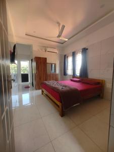 Ένα ή περισσότερα κρεβάτια σε δωμάτιο στο Vruksha Stay Inn +9 φωτογραφίες