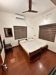 a bedroom with a bed and a ceiling fan at devanjana inn in Jāmb