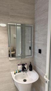 ein Badezimmer mit einem weißen Waschbecken und einem Spiegel in der Unterkunft مساكن اقتصادية in Dammam + 11 Fotos