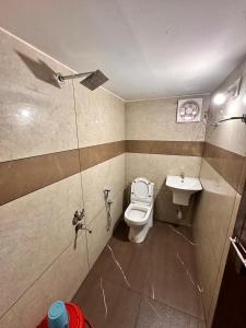 a bathroom with a toilet and a sink at devanjana inn in Jāmb
