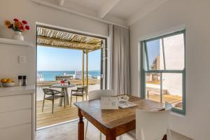 - une cuisine et une salle à manger avec vue sur l'océan dans l'établissement La Baleine, à Paternoster 12 autres photos