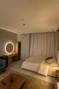 ein Schlafzimmer mit einem Bett, einer Couch und einem Tisch in der Unterkunft مساكن اقتصادية in Dammam