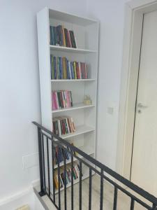 eine Treppe mit einem Bücherregal voller Bücher in der Unterkunft Marina Residence 2 in Constanţa