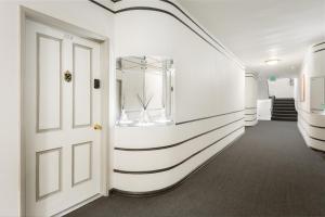 a hallway with a white and black stripe wall at Beverly Grove Hotel in Los Angeles