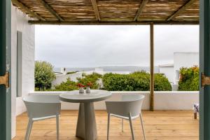 une salle à manger avec une table et des chaises et une grande fenêtre dans l'établissement La Baleine, à Paternoster