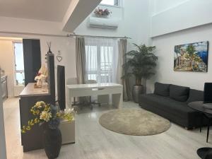ein Wohnzimmer mit Sofa und Tisch in der Unterkunft Marina Residence 2 in Constanţa