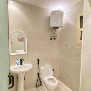 Un baño pequeño con inodoro y lavabo. en ماي سويت, en Kuwait