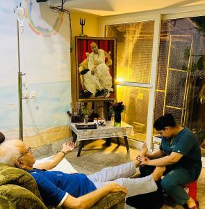 un groupe de personnes assises dans un salon dans l'établissement Dr Balis Bliss Homestay, à New Delhi 8 autres photos