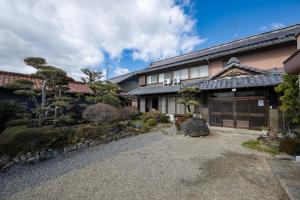ein Haus mit einem Garten davor in der Unterkunft Kominka COCONE - Vacation STAY 18597 in Hashima