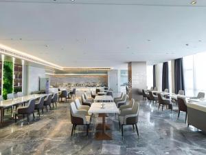 a restaurant with tables and chairs in a room at Lavande Hotel Bengbu Wanda Nanxiang Plaza in Bengbu