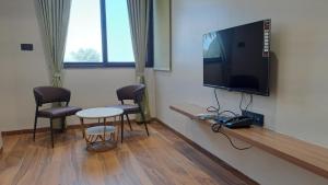 Μια τηλεόραση ή/και κέντρο ψυχαγωγίας στο Sai Inn +5 φωτογραφίες