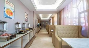 a waiting room with a waiting roomasteryasteryasteryasteryasteryasteryasteryasteryastery at Vienna Hotel Guangdong Zhongshan South Area Passenger Station in Huancheng