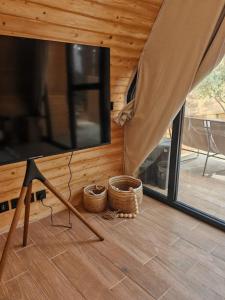 a room with a tv and some baskets on the floor at كوخ ساره سبيشل in Al-ʿUla +19 photos
