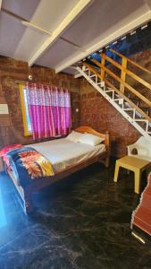 Ένα ή περισσότερα κρεβάτια σε δωμάτιο στο Tulasi homestay