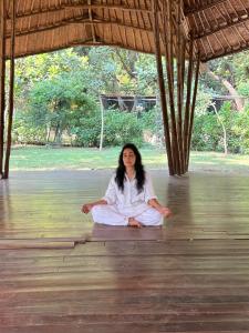 une femme est assise sur un parquet dans l'établissement Dr Balis Bliss Homestay, à New Delhi