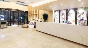 un hall d'un magasin avec un comptoir de réception dans l'établissement GreenTree Eastern Hotel Kashgar Oid City Xiangfei Park, à Kachgar