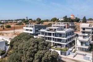 una vista aérea de un edificio de apartamentos blanco en Rodos Nest with terrace and seaview, en Asgourou